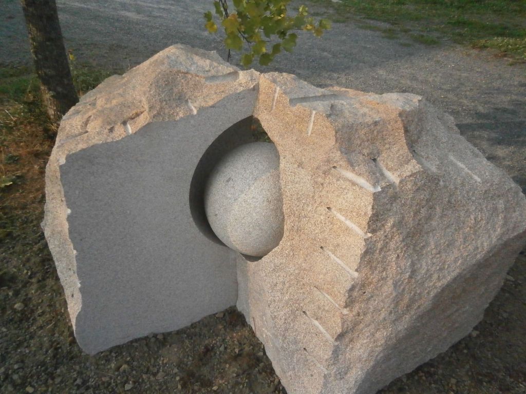 Eclosion, granit, ht. 100 cm., St. Plantaire